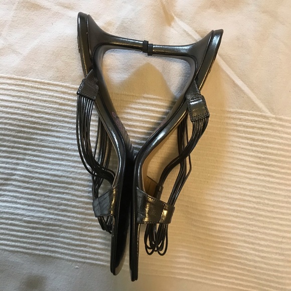 Ellen Tracy silver leather strappy sandals heels 7 - Picture 4 of 6